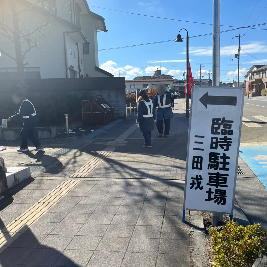 臨時駐車場入口　警備員さんありがとうございます